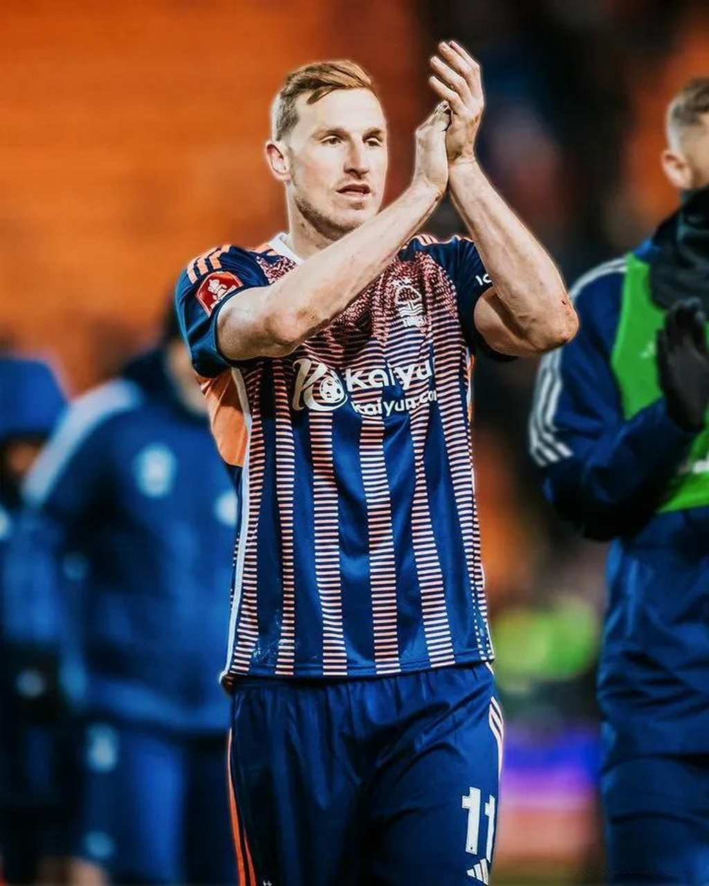 爱游戏网页西汉姆发布备战花絮，清晨篮板制胜，足总杯任务艰巨，更衣室氛围转暖的简单介绍